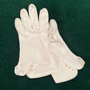 Vintage Short White Cotton Dress Gloves 3 Buttons Scalloped Tea Party